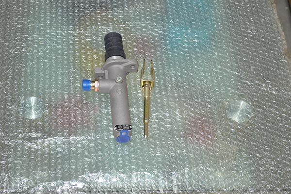 山推壓路機離合器主缸